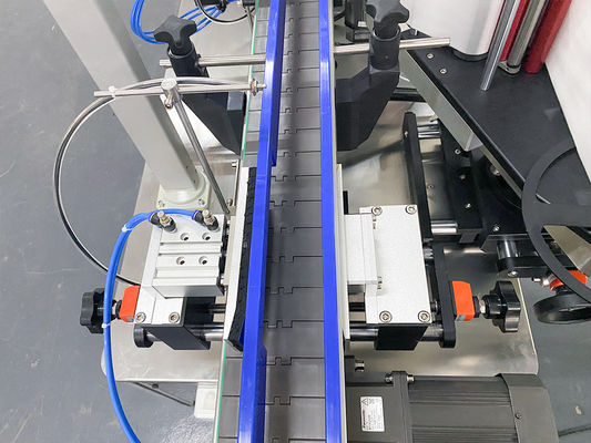 Automatische Schraubmaschine zur Befüllung mit Körperlotioncreme
