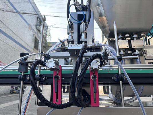 Automatische Zahnradpumpe Badlotion Zwei-Kopf-Füllmaschine Pneumatisches Zuführmaterial